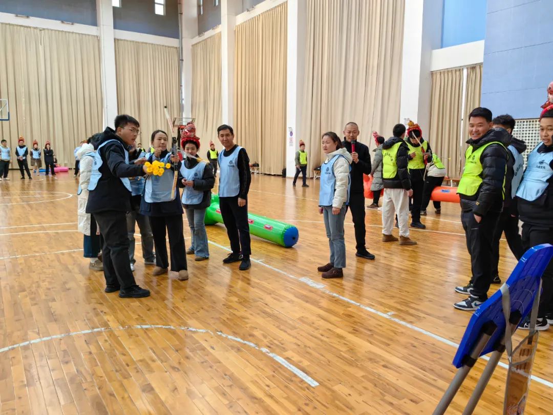 场上冲锋陷阵，场下观众欢呼，掌声雷动的简单介绍