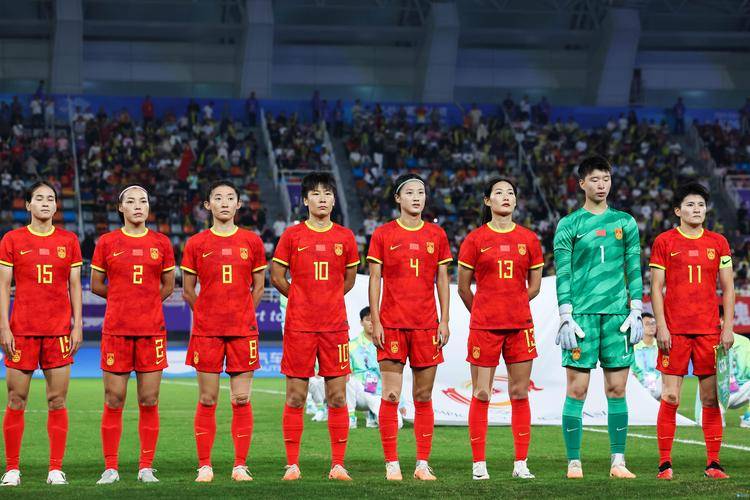 美洲女足比赛吸引球迷狂热关注，胜负悬念不断