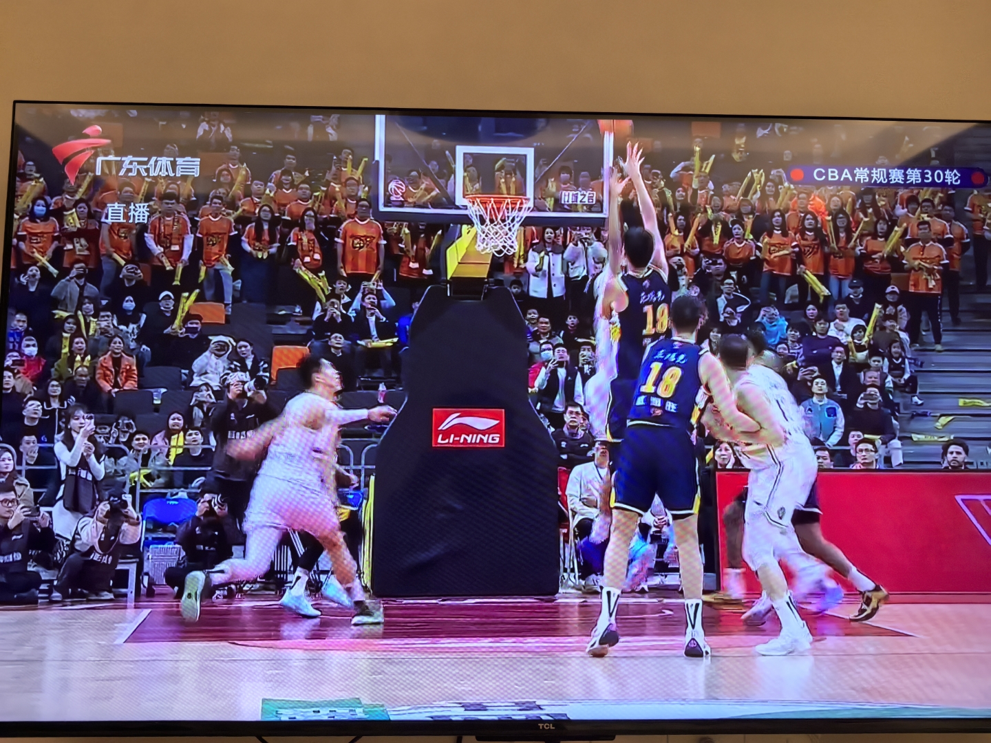 包含球场上表现抢眼，球员们笑逐颜开的词条