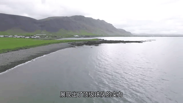 法国队与冰岛队互相拼搏，场面激烈