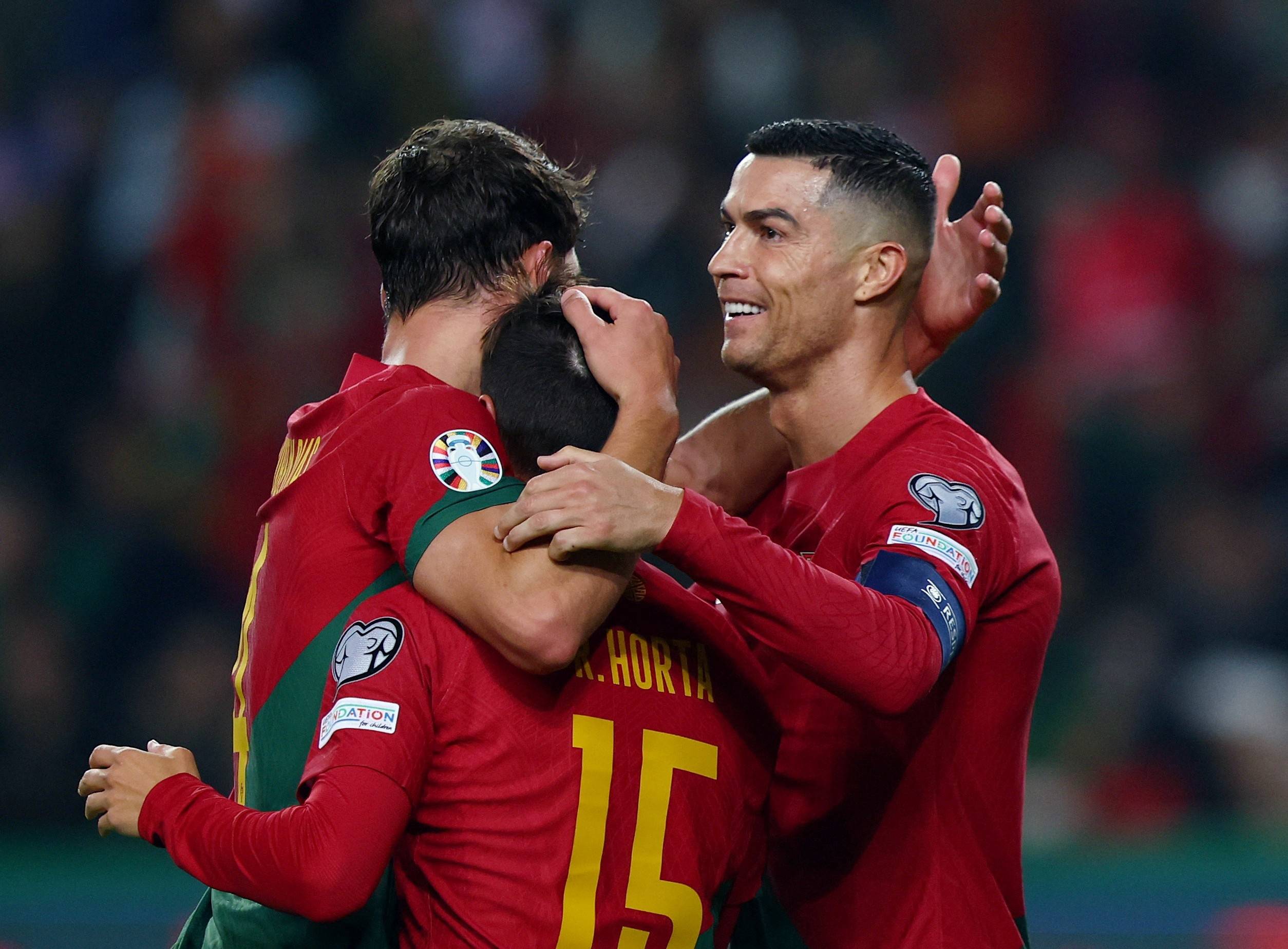 爱游戏中国官网-葡萄牙队在比赛中展现出色表现