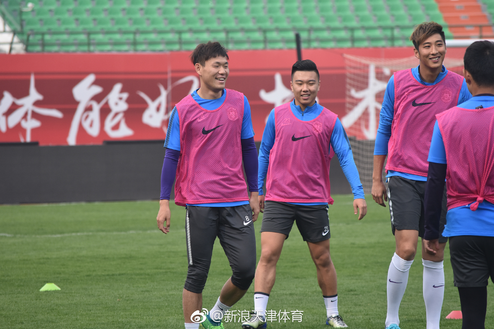 爱游戏-包含队员们全力以赴在场上拼搏，为了荣誉不懈努力的词条