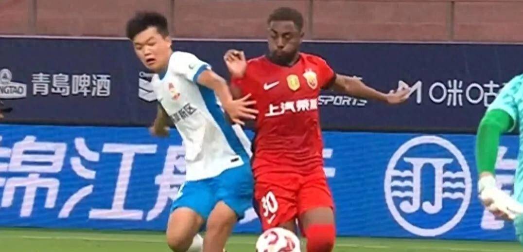 本赛季中超激烈火拼，各队为了争夺冠军势力