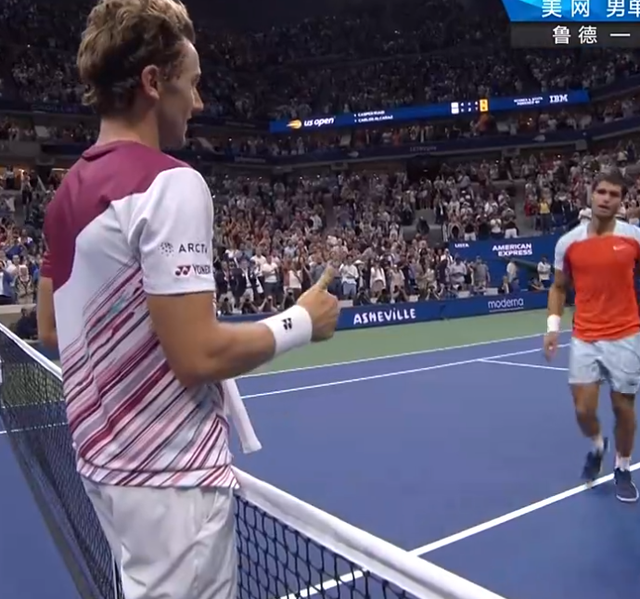 天才选手再次崭露头角,登顶冠军 天才选手再次崭露头角,登顶冠军