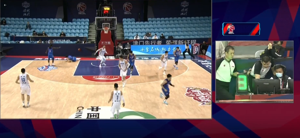 裁判严肃执行比赛规则,不留情面 裁判严肃执行比赛规则,不留情面